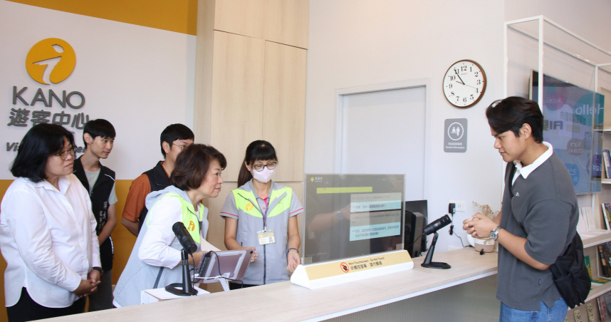 外籍學生化身觀光客，與嘉義市長黃敏惠一同現場試用AI即時翻譯服務。（圖／嘉義市政府資訊網）