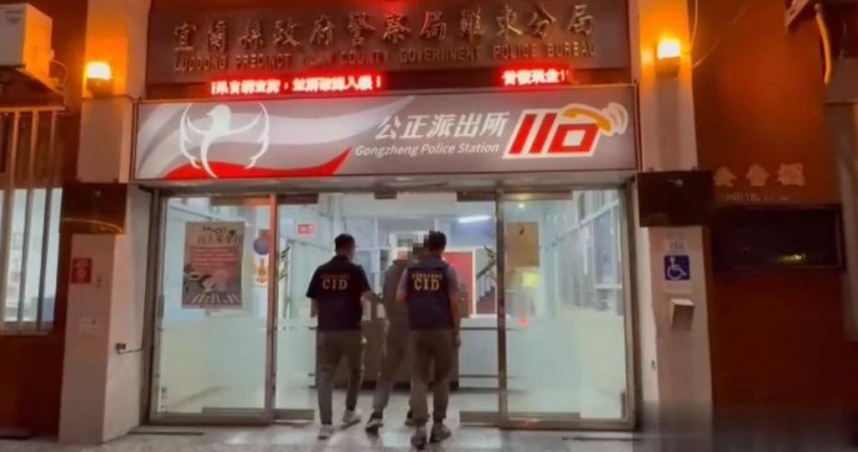 余男懷疑李姓好友吃大嫂豆腐，竟將他帶回住處施虐，甚至餵尿羞辱，並於28日深夜被逮。（圖／翻攝畫面）