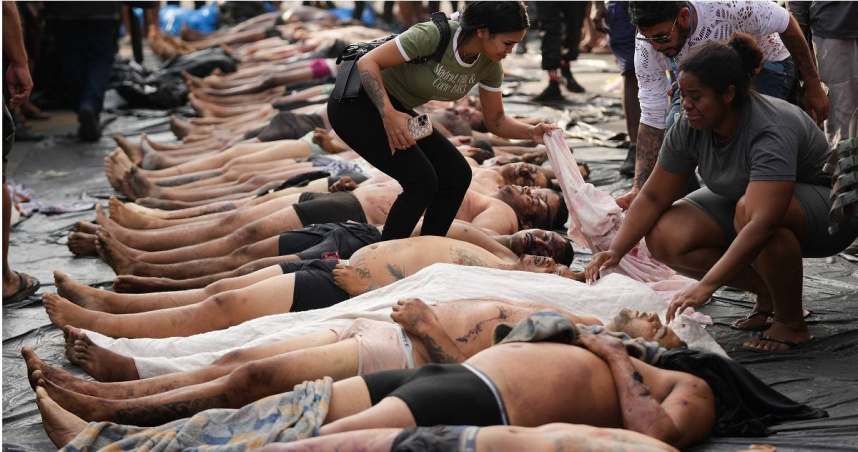 大批居民事後在街頭陳列數十具遺體，控訴警方濫殺無辜。（圖／達志／美聯社）