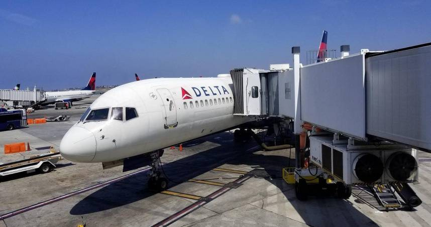 美國聯合航空（United Airlines）與達美航空（Delta Air Lines），因「無窗的窗邊座位」遭旅客提告的集體訴訟持續延燒。（示意圖／Pixabay）