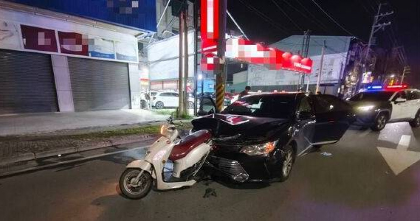 黑車狂飆撞飛騎士機車卡車頭拖行9公尺12人全看傻。（圖 ／翻攝畫面）