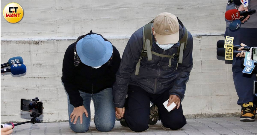 張文父母親下跪向社會大眾致歉。（圖／方萬民攝）