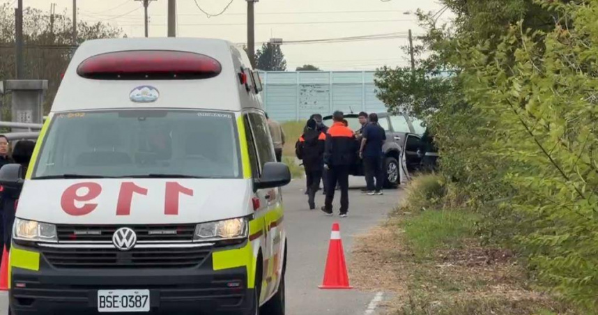 張姓男子因10案而遭通緝，25日中午遇警攔查還拒絕就逮，最終被警車撞倒並壓制逮捕。（圖／翻攝畫面）