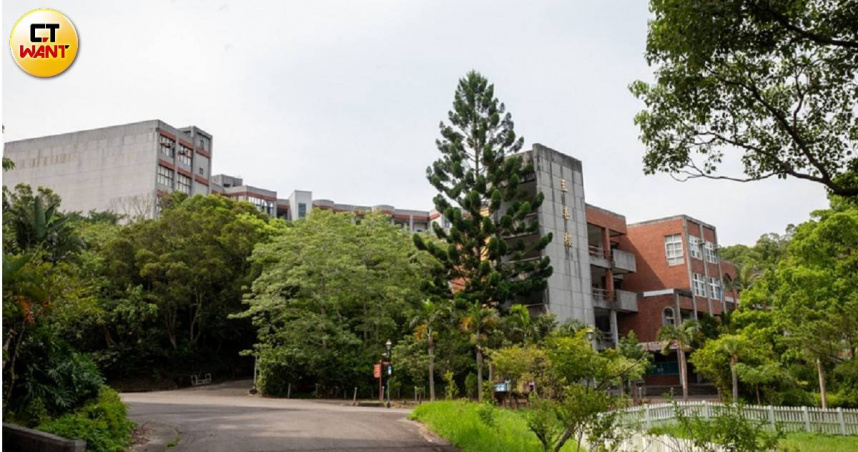 位於苗栗縣頭份市中港溪北岸珊珠湖的「亞太創意技術學院」停辦多年後仍有清算問題亟欲解決。（圖／CTWant攝影組）