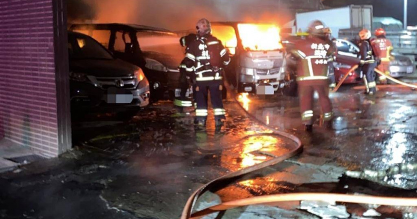 五股露天停車場老舊貨車電線走火釀9車連環燒。（圖 ／翻攝畫面）