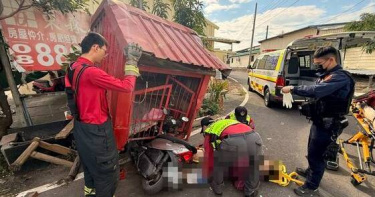 76歲婦騎車撞福德祠，左腿被夾命危送醫不治。（圖 ／翻攝畫面）