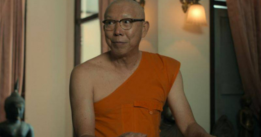 柯文哲與《絕廟騙局》「龍崁寺住持」外型神似。（圖／翻攝自Netflix）