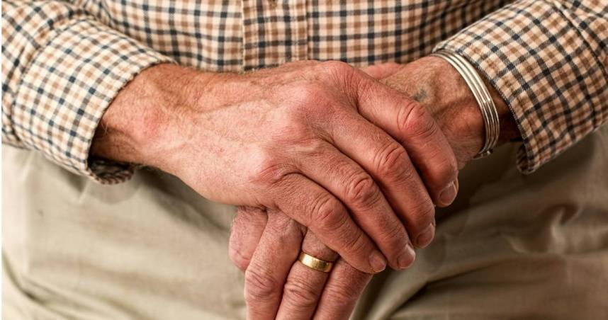 1名87歲長者因沉默寡言、血糖失控，被誤以為失智，經評估才發現是耳垢阻塞影響聽力。（示意圖／Pexels）