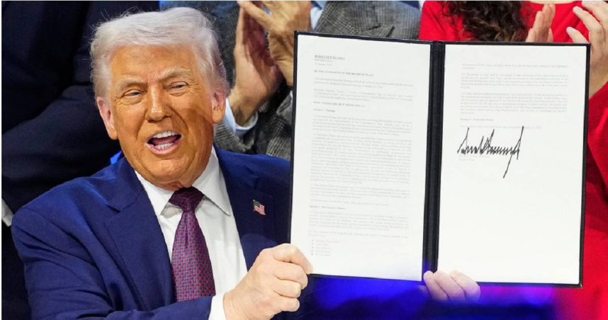 在瑞士達沃斯舉行的世界經濟論壇年會上，美國總統川普展示其簽署的「和平委員會」倡議章程。（圖／達志／美聯社）