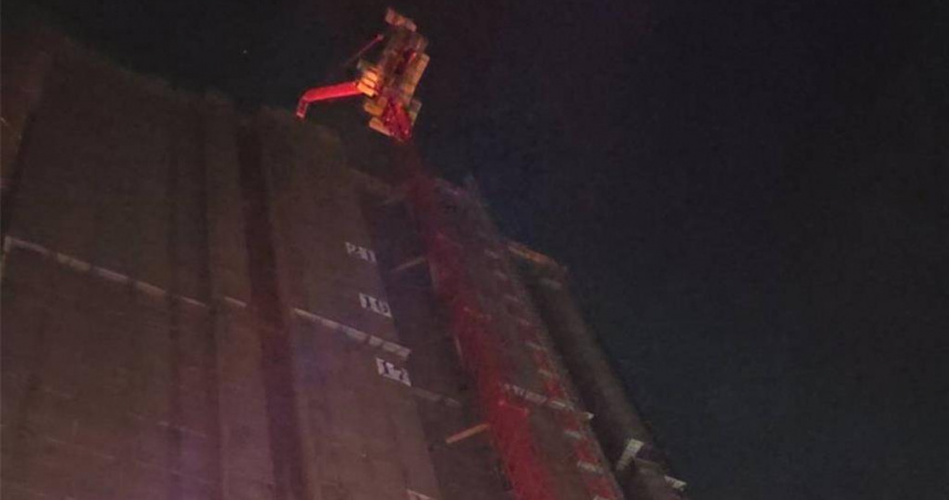 高雄市鼓山區一處30層集合住宅新建工程23日凌晨頂樓發生火警，整層樓頂陷入火海，火勢於凌晨3時許撲滅。（圖／翻攝畫面）