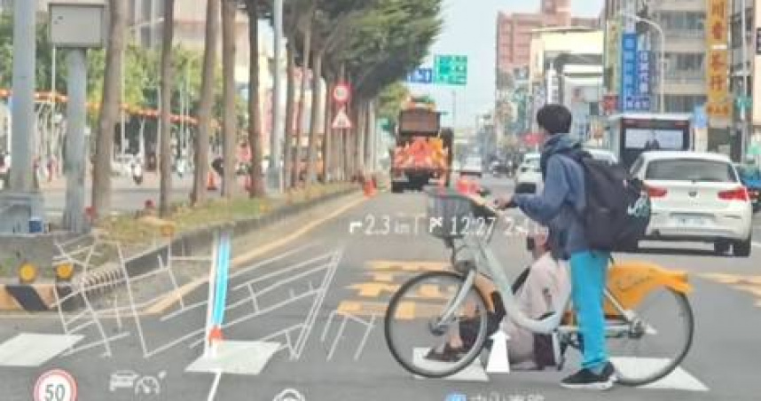 高雄一名國中男同學護身障阿伯過馬路。（圖／翻攝自Threads＠jasonfu.mb提供）