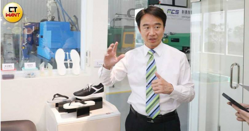 富強鑫執行長王俊賢介紹物理發泡射出成型系統GENTREX，世足賽帶動高規格鞋款需求，低碳中底製程成為設備升級關鍵。（圖／CTWANT資料室）