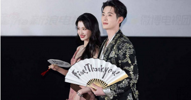 《成何體統》王楚然(左）與丞磊線下宣傳粉紅泡泡爆棚。（圖／iQIYI愛奇藝國際版）