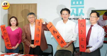 民眾黨主席黃國昌（右二）日前走訪板橋花市拜年時，連續多次遭民眾當面嗆聲。（ 圖／周志龍攝）