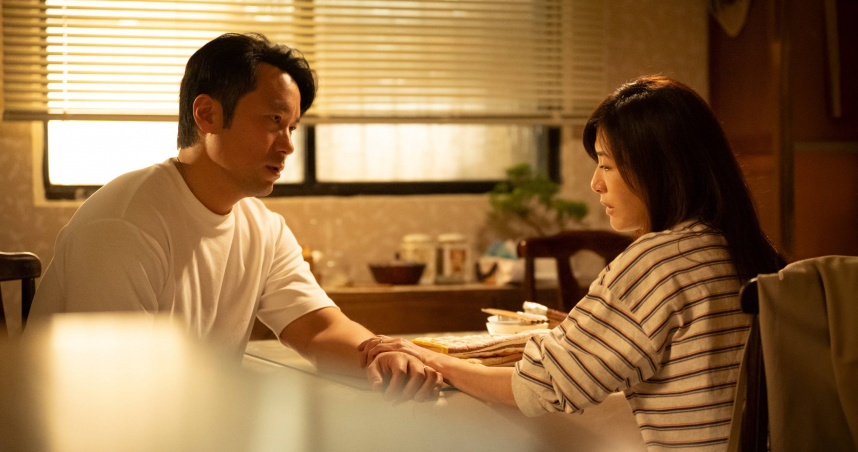 張孝全飾演事業愛情兩頭空廢中年樂團主唱，蘇慧倫喜見「好笑的張孝全 」。（圖／公視提供）