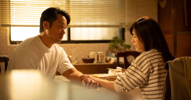 張孝全飾演事業愛情兩頭空廢中年樂團主唱，蘇慧倫喜見「好笑的張孝全 」。（圖／公視提供）