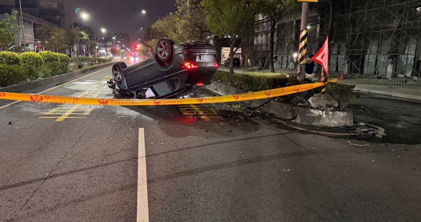 酒駕翻車還落跑，高雄男深夜自撞起火消失1小時渾身酒氣回現場。(圖∕翻攝畫面)