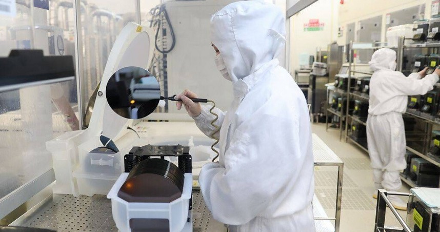 氦氣一旦供應中斷，全球半導體將面臨斷鏈危機。（圖／新華社）