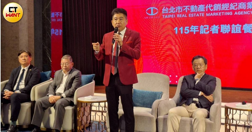 台北市不動產代銷公會六大龍頭齊聚釋利多，央行鬆綁第2戶房貸至6成，公會理事長王明正表示，「房市最壞時機已過！」（圖／林榮芳攝）