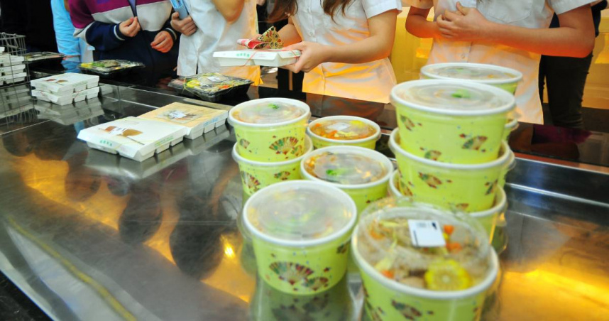 紙餐盒內層有防水膜，在高溫下恐會釋出塑膠微粒。（圖／報系資料照）