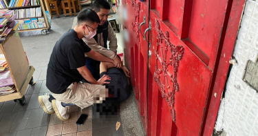 越南籍移工為躲避警方臨檢，翻牆進入新北市議會，先後逗留約10分鐘，並於27日下午3時許遭逮。（圖／翻攝畫面）