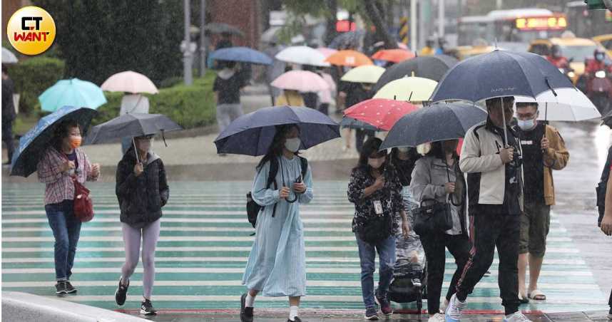 明天北部與宜花地區持續有雨，全天濕涼感明顯。（示意圖／劉耿豪攝）