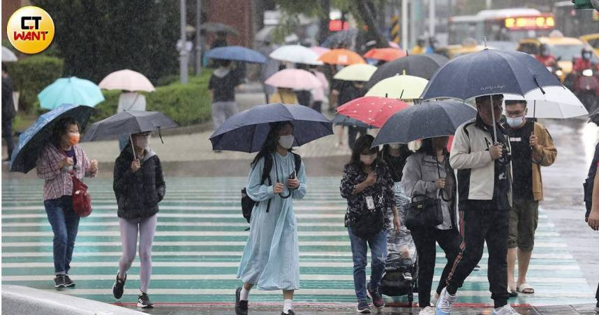 氣象署表示，明天（15日）南部及東半部仍有局部短暫陣雨，尤其東半部地區雨勢較明顯。（示意圖／劉耿豪攝）