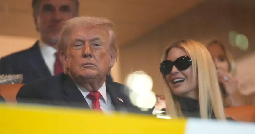 美國總統川普與其千金伊凡卡（Ivanka Trump）。（圖／達志／美聯社）