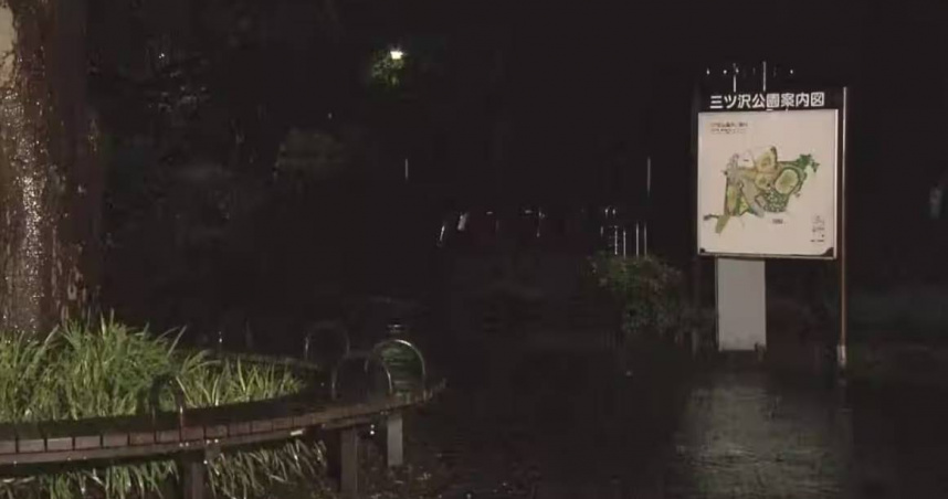 日本橫濱神奈川知名地標三澤公園驚傳隨機傷人事件，一名31歲男上班族跑步到一半遭陌生人持刀刺傷，送醫治療後沒有生命危險。（圖／翻攝自YouTube／NHK NEWS）