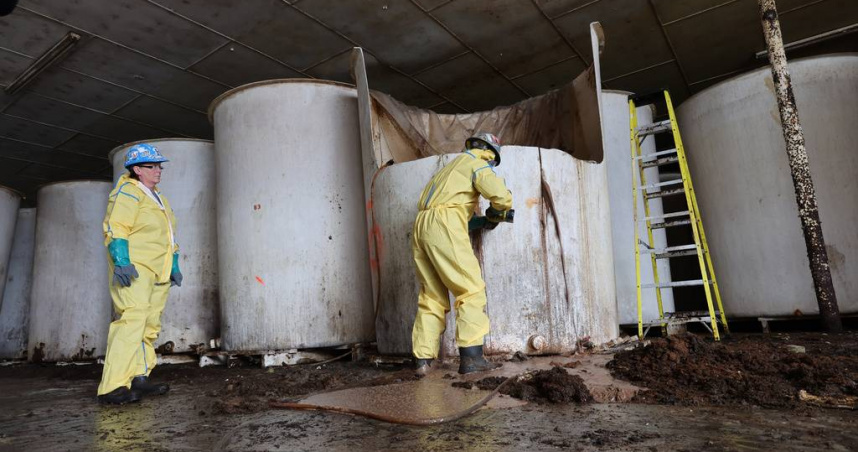 加拿大聖瑪麗鎮一座廢棄魚露工廠遺留110座發酵儲槽，困擾居民20多年的惡臭終於展開清除工程。（圖／達志／美聯社，下同）