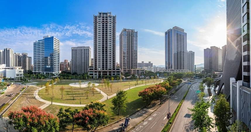 中悦建設機構深耕佈局新莊副都心超過30年，儲備土地超過2.2萬坪，打造中央商務特區：由左至右分別為悦TOWER、檀悦、IFC、松TOWER。（圖／業者提供）