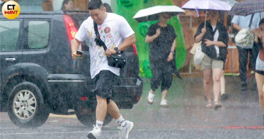 豪雨來襲，今全台有6縣市停班停課。（圖／黃耀徵攝）