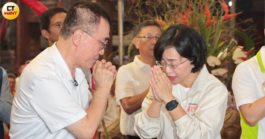 李四川出席新莊地藏庵地藏王菩薩聖誕典禮三獻禮法會，並與蘇巧慧同台互動。（圖／黃耀徵攝）