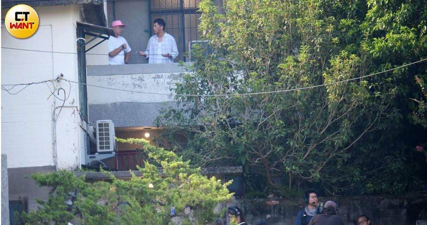 放鬆後開拍1／韓宜邦上工前「呼吸」熱聊　被記者狂追躲後門