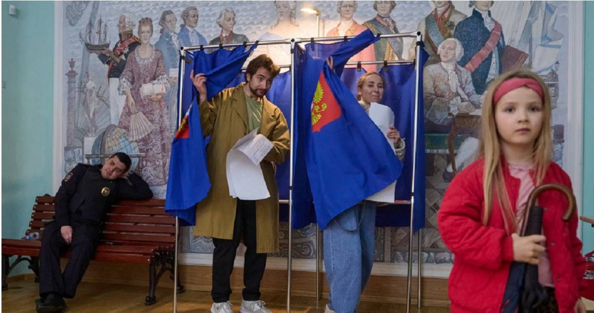在俄羅斯聖彼得堡舉行的國會選舉中，選民正走出投票站。（圖／達志／美聯社）