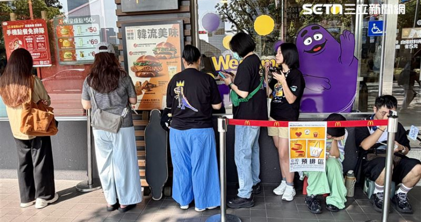 《三立新聞網》直擊麥當勞光復餐廳，接近週邊開賣時間，排隊人潮越來越多。(圖／三立記者賴俊佑攝影）
