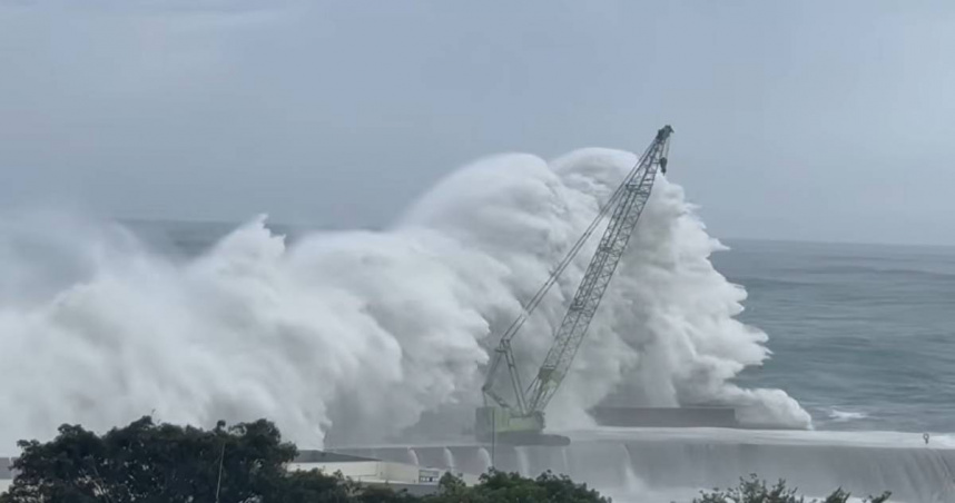 薔琵來襲台東掀巨浪　富岡漁港「千萬吊車」遭巨浪擊沉恐怖畫面曝光
