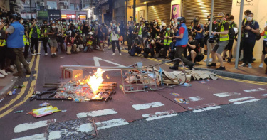 有照慎入!男刺港警「鮮血狂噴」後潛逃 警獲舉報「停下飛機」衝上抓人