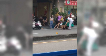 比特犬「狠咬」黑土狗32秒險死!5人椅子雨傘猛砸拉不開