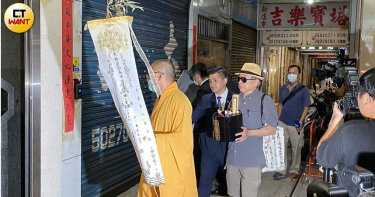 羅霈穎大哥代表出席8日頭七 于美人持香不發一語進靈堂