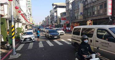 青山宮翻版?台南廟會遶境鞭炮狂炸 網氣炸:又吵又塞當居民塑膠?