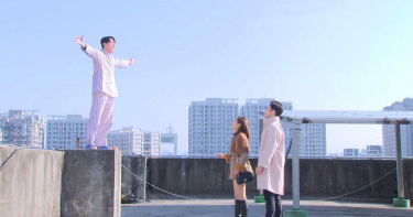 《多情城市》放大絕!黃文星懸吊七樓外 膀胱失守喊:當演員好苦