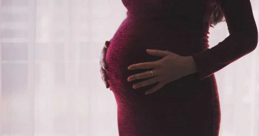 孕婦散步到一半!小孩突從「雙腿間滑出」猛烈撞地 媽媽嚇傻