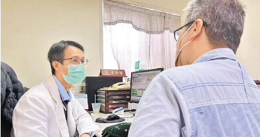 台東基督教醫院中醫科主任黃俊傑表示，病毒的變異特性使其不斷適應環境，導致新的病毒株不斷出現。中醫的治療理念以「治未病、標本兼治」為核心，為不同體質的患者提供個人化治療方法。（圖／中國時報黃俊傑醫師提供）