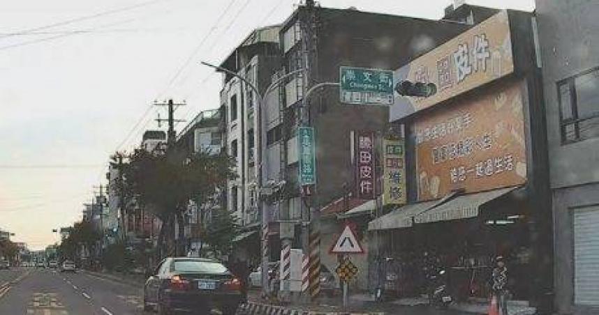 男子快車道驚險攔車搭乘，險釀意外挨罰1200元。（ 圖／翻攝畫面）