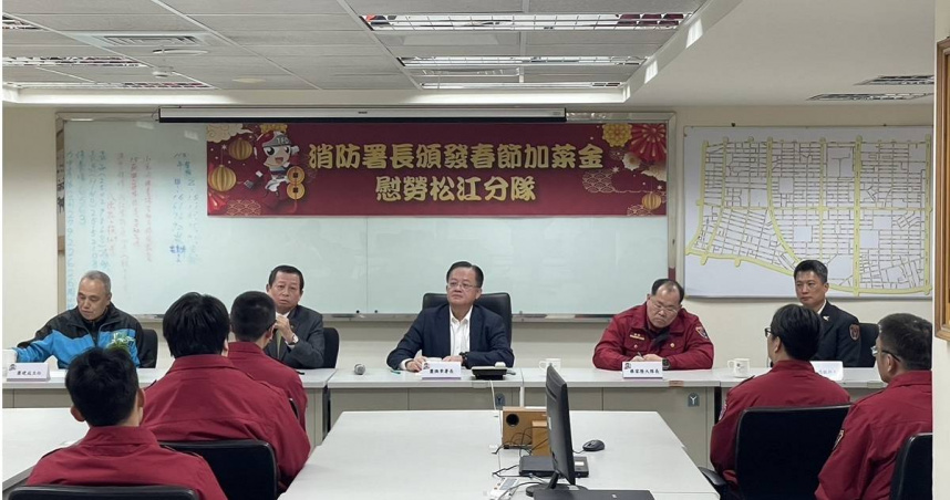 消防署署長蕭煥章於春節前夕前往北市消防局第三救災大隊松江分隊慰問。（圖／翻攝畫面）