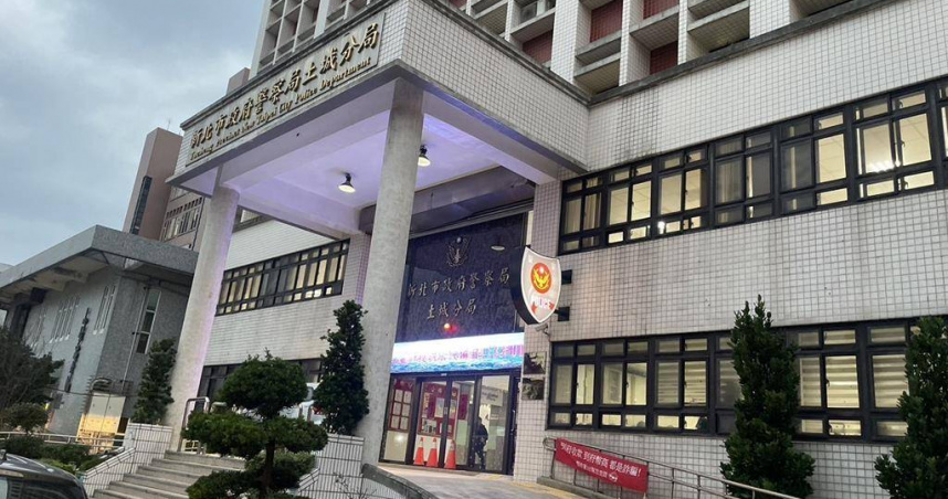 新北市土城警分局黃姓偵查隊長疑因涉入虛擬貨幣洗錢案，今（15）日被檢警帶回調查，目前正在偵詢中。（圖／中國時報記者柯毓庭攝）