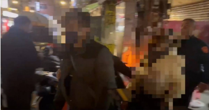 北市萬華分局經長期蒐證後，日前晚間前往西昌街撞門，逮獲9名賣淫外籍女子、7名男客與7名工作人員。（圖／翻攝畫面）