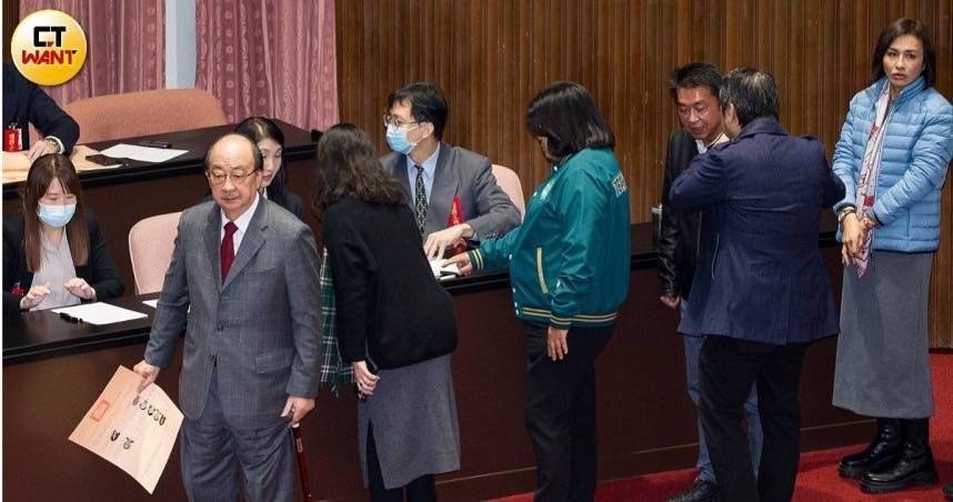 中選會前主委陳英鈐表示，只要加嚴版的選罷法還沒有生效之前就向中選會提出罷免案，就要適用舊法。（圖／黃威彬攝）