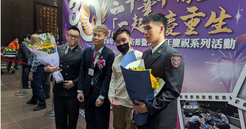 北市消防局慶祝成立30周年，救護技術員與曾經救助過到院前無生命跡象康復的民眾相見歡。(圖／林冠吟攝)